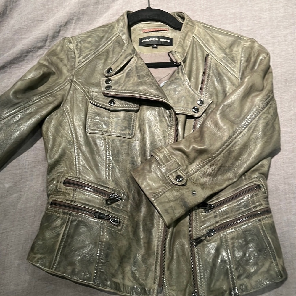 Gorgeous army green Andrew Marc leather fitted jacket